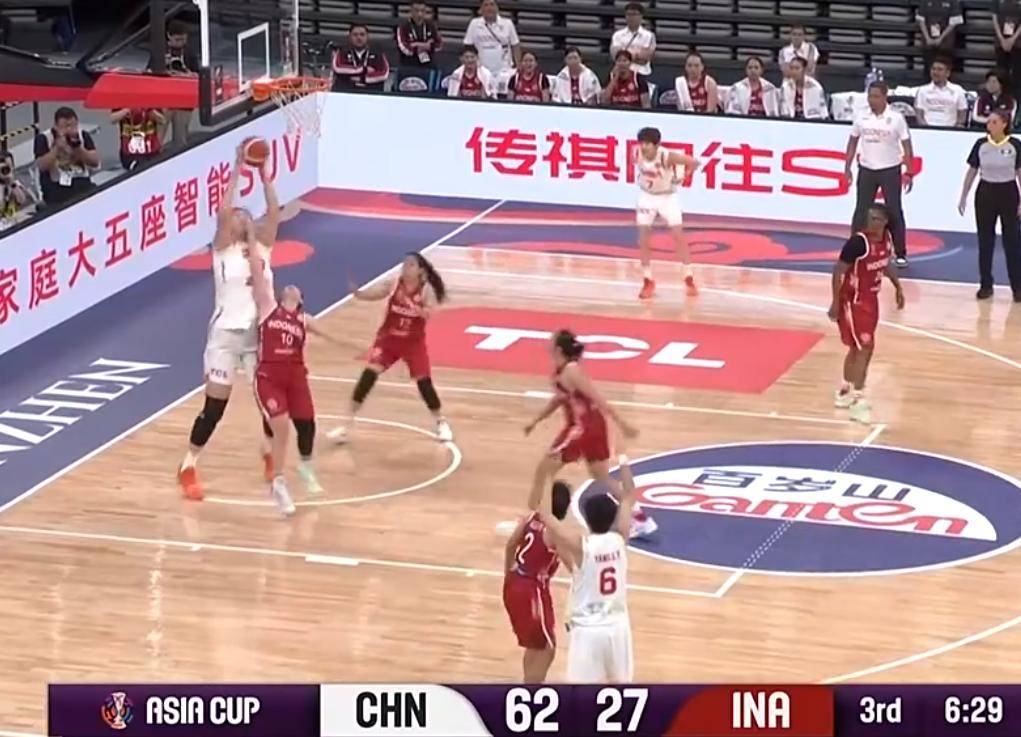 PG游戏-浓眉哥在澳大利亚队比赛中出色防守，比赛局势复杂引发热议！