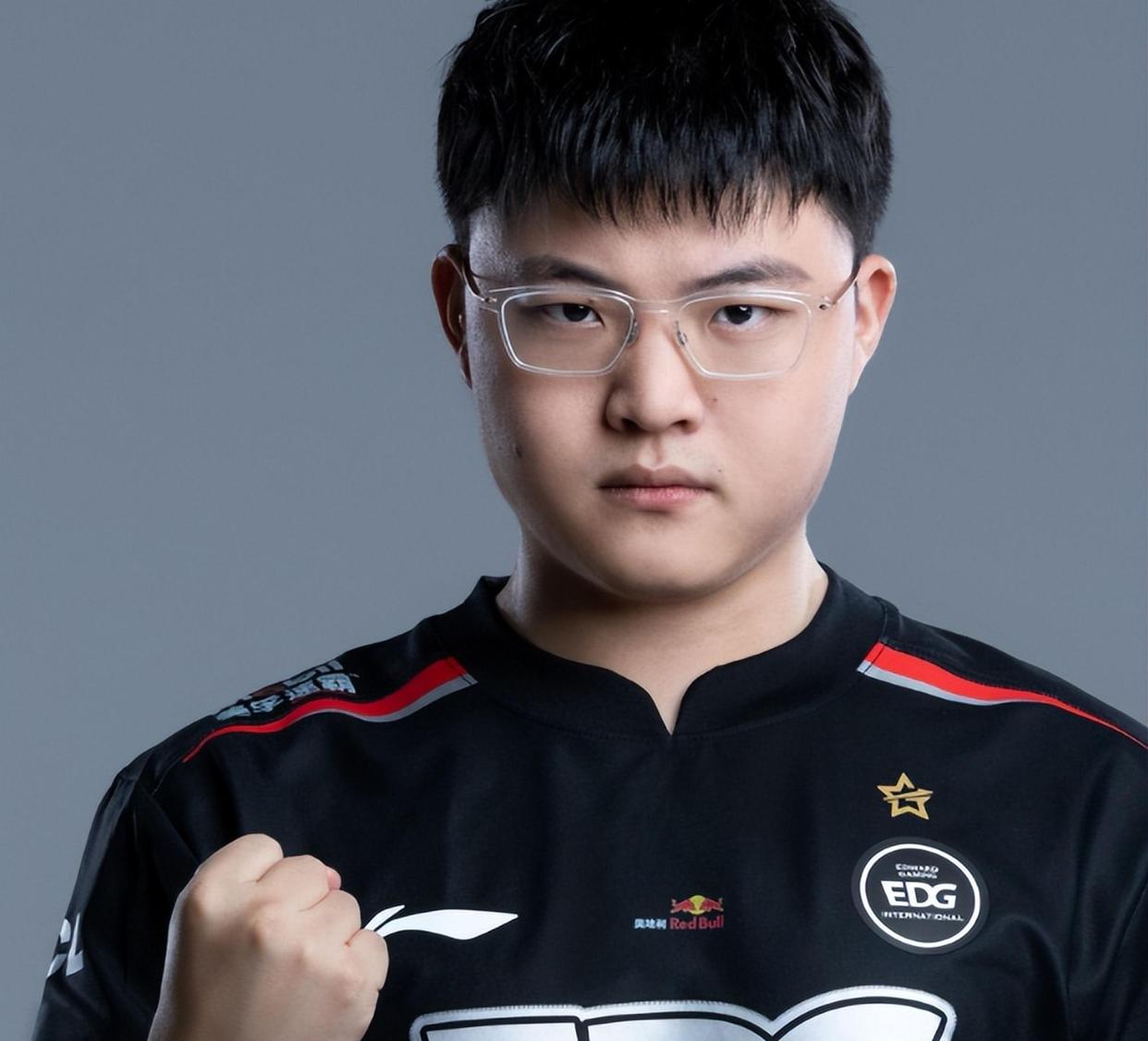 Uzi回归赛场,精彩发挥首场状态亮眼,法国队观众沸腾!的简单介绍 Uzi回归赛场,精彩发挥首场状态亮眼,法国队观众沸腾!的简单介绍